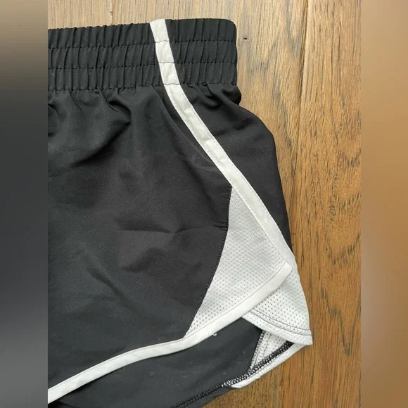 UNDER ARMOUR YOUTH Girls Running Shorts Black Reflective Trim Size YMD - Picture 4 of 9